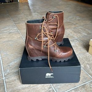 Joan of Arctic wedge III lace boot in hazelnut leather